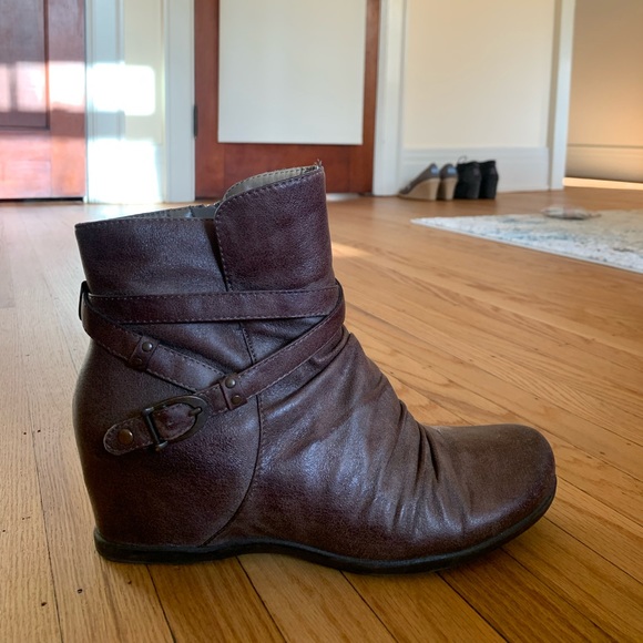 Baretraps Wedge Bootie - Picture 4 of 9